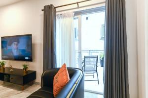 TV a/nebo společenská místnost v ubytování Urban 3 bed Luxury Apartment with Swimming Pool and Gym in Colombo -Sri Jayawardenapura