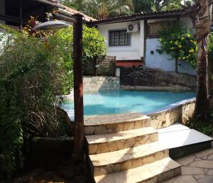 una piscina nel cortile di una casa di Casa do Joca - Ilhabela a Ilhabela
