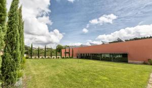 a building with a large lawn in front of it at Hotel Quinta da Cruz & SPA in Ataíde