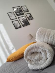 a pile of towels sitting on top of a bed at Le Popolari - Appartamento in Bitonto