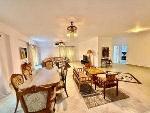 un soggiorno con tavolo e sedie di Spacious 3BR Apartment - Al Dora Resort, Hurghada a Hurghada