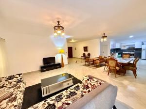 un soggiorno con divano e sala da pranzo di Spacious 3BR Apartment - Al Dora Resort, Hurghada a Hurghada