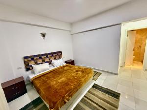 una camera da letto con un letto grande in una stanza di Spacious 3BR Apartment - Al Dora Resort, Hurghada a Hurghada Altre 37 foto