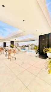Bazén v ubytování Hilton Essence Studio, Airport-Accra nebo v jeho okolí