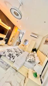 Postel nebo postele na pokoji v ubytování Hilton Essence Studio, Airport-Accra