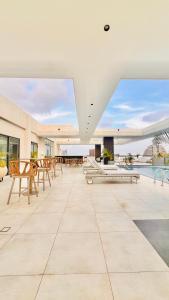 Bazén v ubytování Hilton Essence Studio, Airport-Accra nebo v jeho okolí
