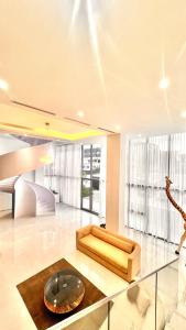 Posezení v ubytování Hilton Essence Studio, Airport-Accra