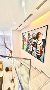 TV a/nebo společenská místnost v ubytování Hilton Essence Studio, Airport-Accra