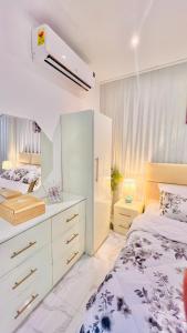 Postel nebo postele na pokoji v ubytování Hilton Essence Studio, Airport-Accra