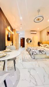 Posezení v ubytování Hilton Essence Studio, Airport-Accra