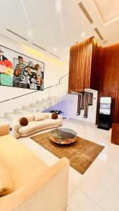 Postel nebo postele na pokoji v ubytování Hilton Essence Studio, Airport-Accra