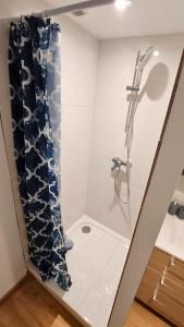 a shower stall with a shower curtain in a bathroom at Le refuge d'Albi - Charmant T3 lumineux et tout équipé in Albi