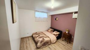 a small bedroom with a bed and a window at Le refuge d'Albi - Charmant T3 lumineux et tout équipé in Albi