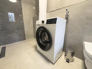 a washing machine in a bathroom next to a toilet at Natur Oase 2 in Goch