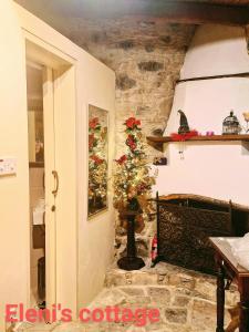ein Zimmer mit einem Weihnachtsbaum an der Wand in der Unterkunft Eleni's Cottage in Apsiou + 55 Fotos