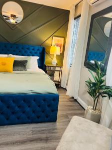 Ένα ή περισσότερα κρεβάτια σε δωμάτιο στο Bright Stylish hidden gem in Washington DC with King Bed 75inch tv and free parking