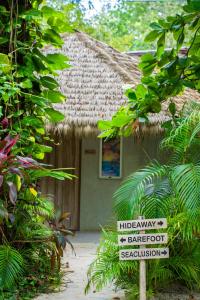 una señal frente a un edificio con techo de paja en Norte Nosara - Steps to Playa Guiones, en Nosara 50 fotos más
