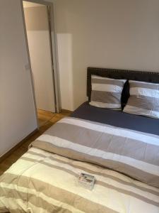 เตียงในห้องที่ HYPER CENTRE dans remparts vieille ville 1er étage , possible tout faire a pieds +10 ภาพ