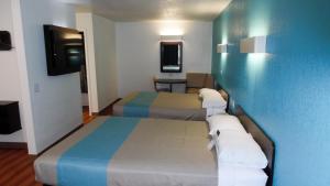 Postel nebo postele na pokoji v ubytování Motel 6-Irving, TX - Irving DFW Airport East