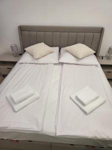 En eller flere senge i et værelse på Apartment Sarabi