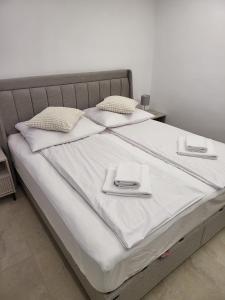 En eller flere senge i et værelse på Apartment Sarabi