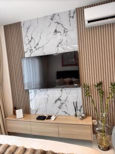a living room with a marble wall at Deluxe Loxwood Studio in Accra