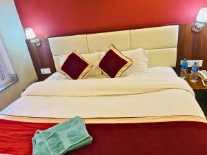 Letto o letti in una camera di Hotel Shraddha Palace