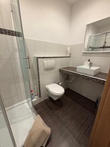 un bagno con wc, lavandino e doccia di Doppelzimmer-TV-Bad- Kühlschrank-8 a Meine