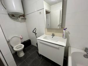 Koupelna v ubytování Appartements Charles De Gaulle + 18 fotografií