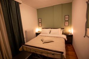 ein Schlafzimmer mit einem großen Bett und zwei Lampen in der Unterkunft 19 Αri in Tríkala