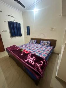 Postel nebo postele na pokoji v ubytování Khatu Shyam Guest House