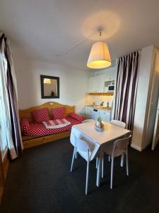 una sala de estar con un sofá y una mesa en Appart Risoul 1min pistes - PMR 4-6 pers, en Risoul