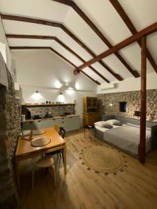 ein Schlafzimmer mit einem Bett und einem Tisch darin in der Unterkunft Cevna River in Podgorica