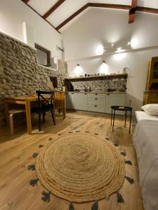 ein Zimmer mit einem Bett, einem Tisch und einer Küche in der Unterkunft Cevna River in Podgorica + 11 Fotos