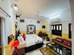 Giường trong phòng chung tại Lasani House Homestay Udaipur
