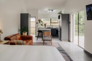 Heather Road Cottages في جورج: غرفة معيشة مع أريكة وطاولة