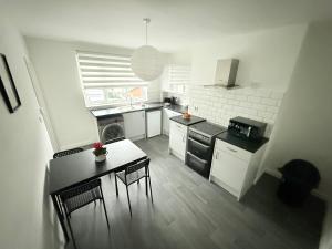 una piccola cucina con tavolo e sedie di Egremont Home - Explore the Fells - Work Nearby a Woodend Altre 18 foto