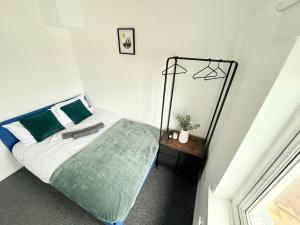 una camera da letto con un letto e uno specchio sul muro di Egremont Home - Explore the Fells - Work Nearby a Woodend