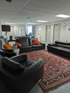 モントリオールにあるLa maison internationale de Montréalのリビングルーム(黒いソファ、ラグ付)