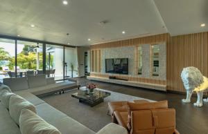 Μια τηλεόραση ή/και κέντρο ψυχαγωγίας στο Lion Villa Phuket