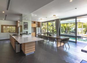 Η κουζίνα ή μικρή κουζίνα στο Lion Villa Phuket