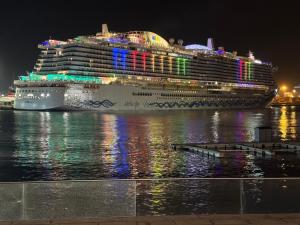 ein Kreuzfahrtschiff im Wasser in der Nacht in der Unterkunft DÁBRIPA COZY y CLARITY in Las Palmas de Gran Canaria