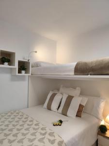 a bedroom with two bunk beds with flowers on the bed at Camiño dos faros Malpica in Malpica