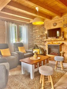 Μια τηλεόραση ή/και κέντρο ψυχαγωγίας στο Charming family Chalet for 8 people, with private Hot Tub +30 φωτογραφίες