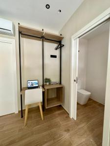 バレンシアにあるBlue House Valenciaの机とノートパソコンが置かれたバスルーム