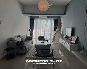 uma sala de estar com um sofá e uma mesa em Coziness Suite with high speed WiFi dan Netflix em Sitiawan