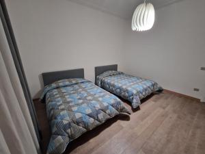 two beds sitting next to each other in a bedroom at Appartamento Moka in Pontassieve