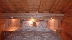 a bedroom with a bed in a wooden cabin at Alpen Lounge in Servoz