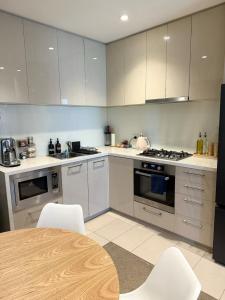 Η κουζίνα ή μικρή κουζίνα στο CBD with FREE PARKING 6min walk to Southern Cross Station