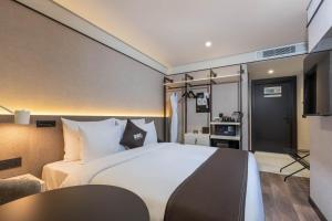 DDK Collection Hotel客房内的一张或多张床位